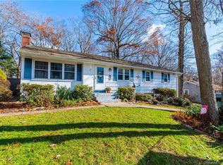 18 Laurel Leaf Dr, Gales Ferry, CT 06335