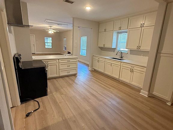 4th image of 320 Delaware St