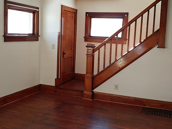 3rd image of 923 1st St NE