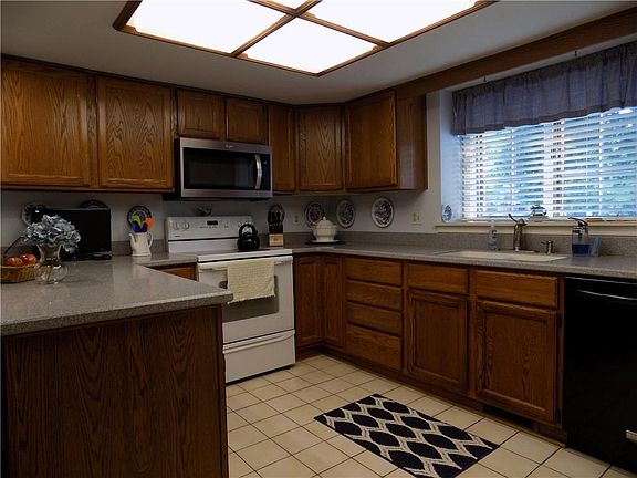 4th image of 59 Cambridge Ct