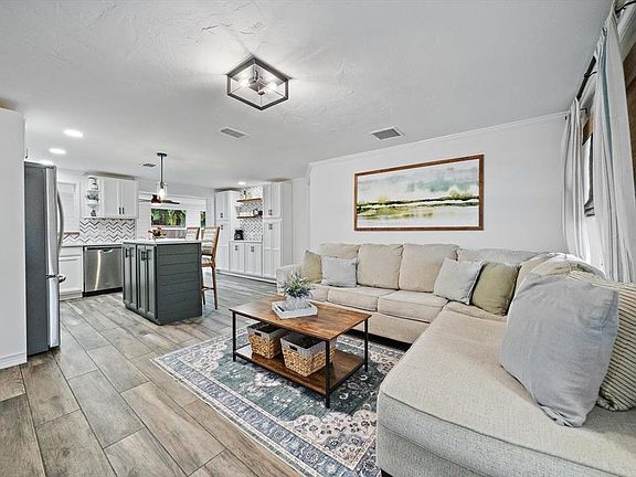 5th image of 852 ACADIA ROAD