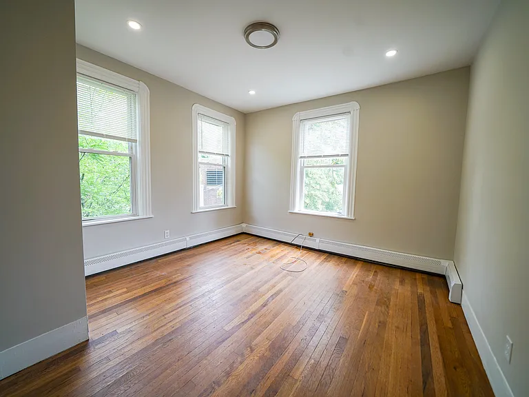 568 Green St #3 — Photo 5