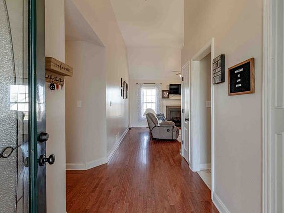 3rd image of 3159 Hawthorn Dr