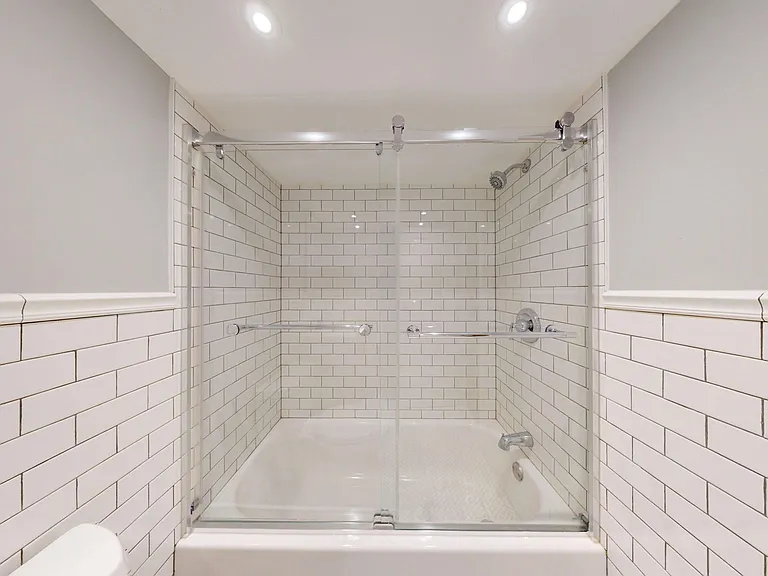 8 R St NW #6 — Photo 7