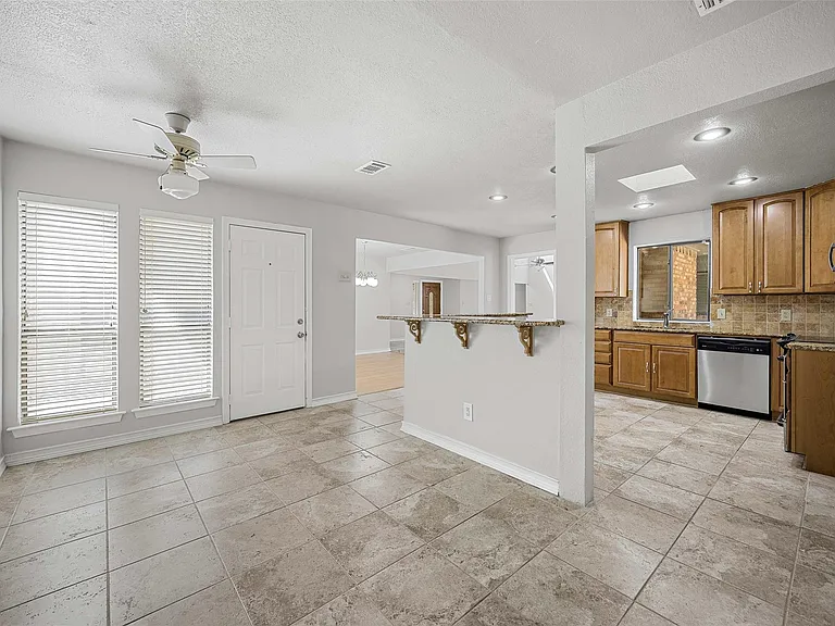 2011 Reverchon Dr — Photo 12