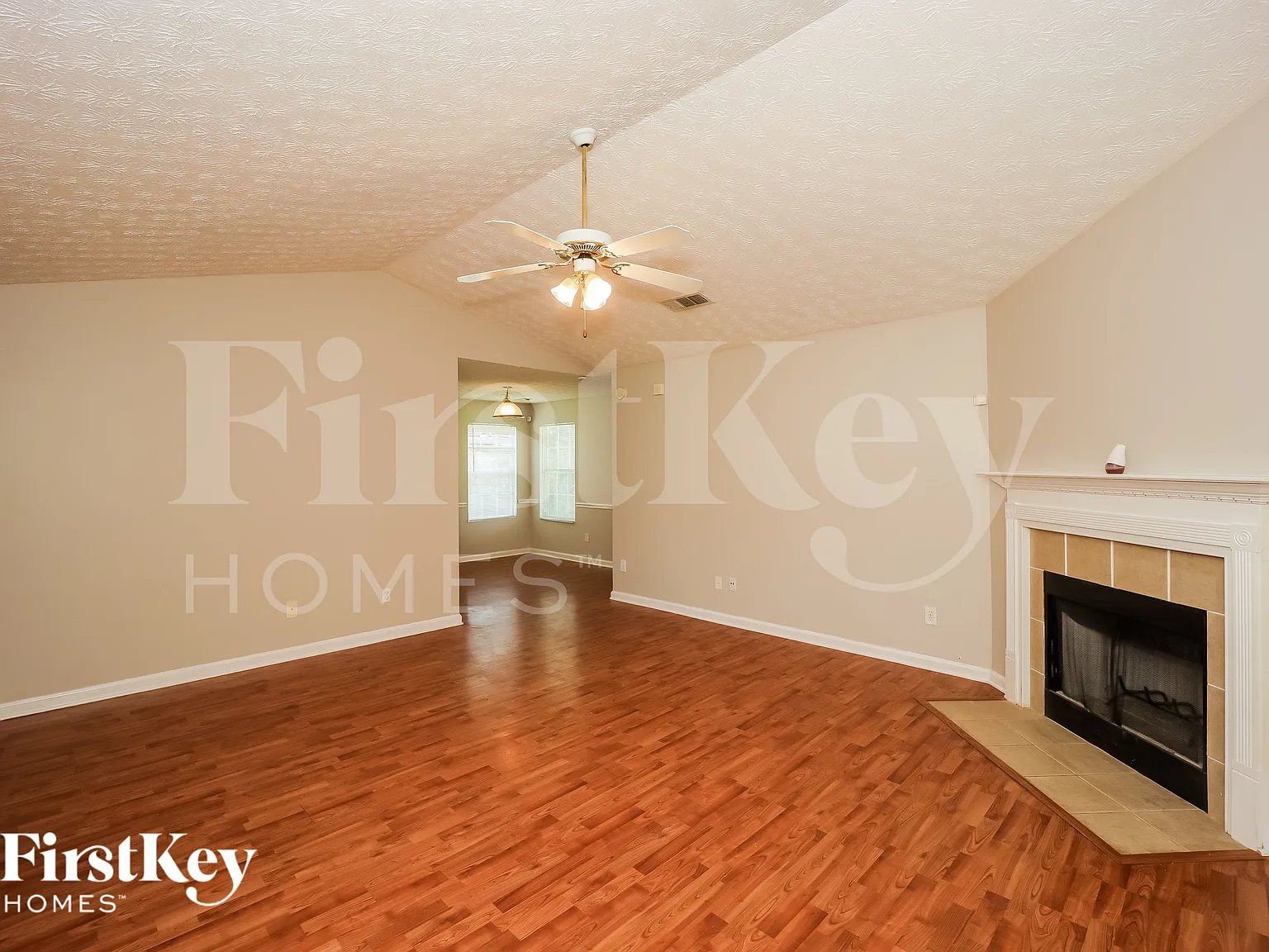 3 bed, 2.5 bath, 1355 sqft, $1,660 — Photo 3