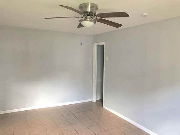 3rd image of 532 W Mistletoe Ave #B