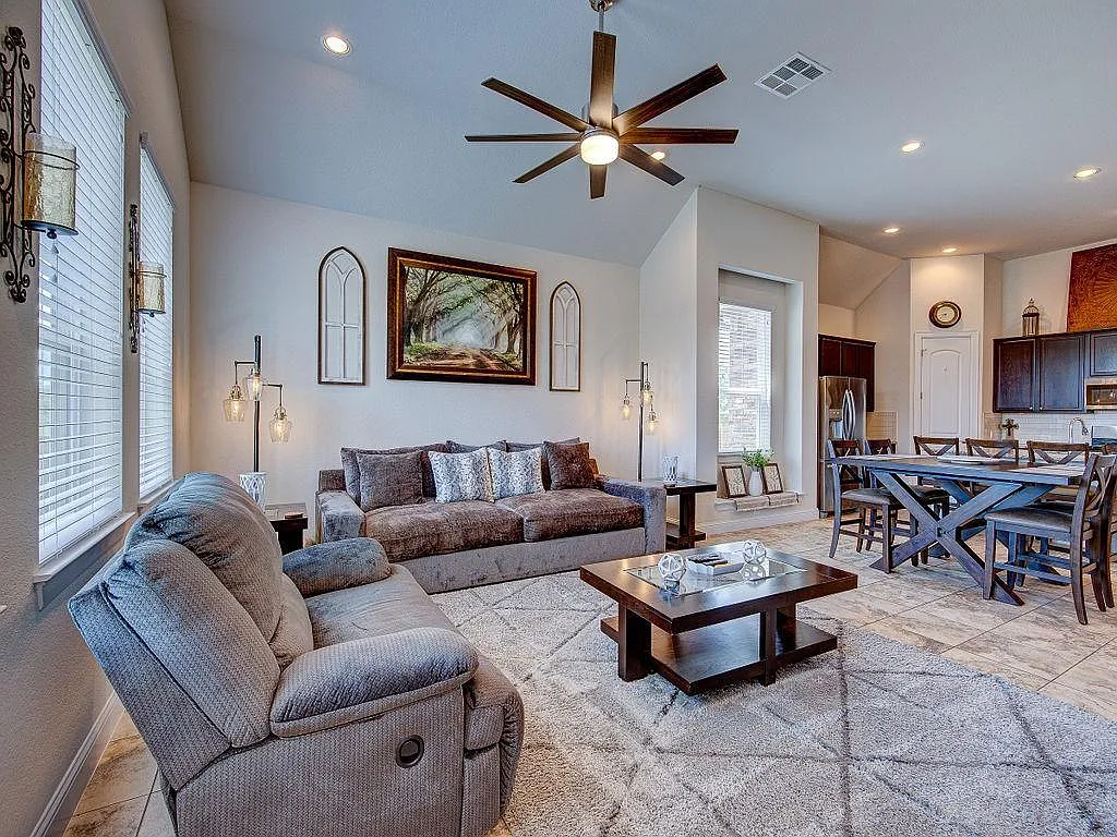 3 bed, 1760 sqft, $2,350 — Photo 2