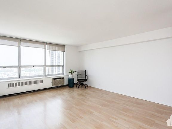 4th image of 70 W Burton Pl #3108JF