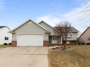 2266 Deer Prairie Dr, Neenah, WI 54956