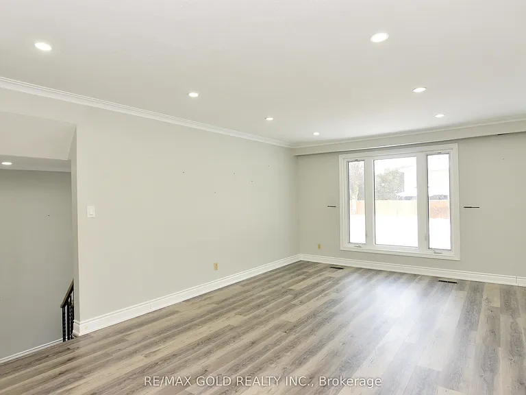 70 Greystone Cres — Photo 6
