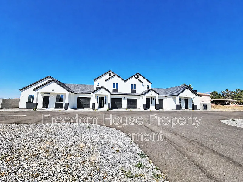 3 bed, 2.5 bath, 1366 sqft, $1,391 — Photo 4