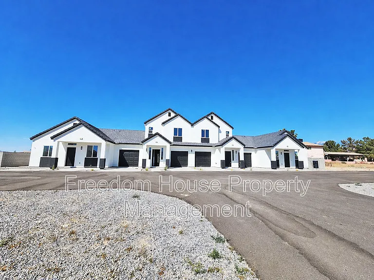 384 Erin St — Photo 4
