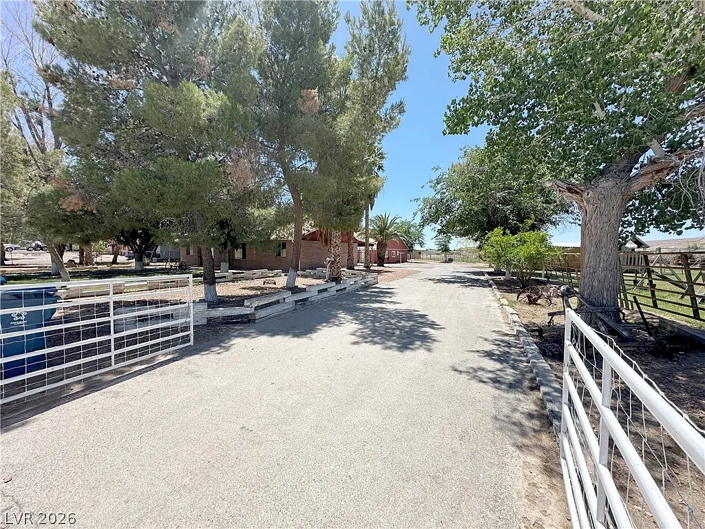 3 bed, 2.0 bath, 1643 sqft, $2,100 — Photo 4