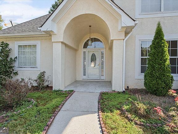 2nd image of 200 Kensington Trce