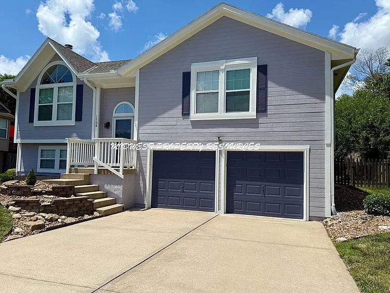 1708 NE Stonewood Dr — Photo 2