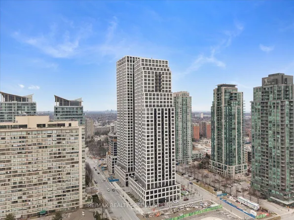 30 Elm Dr W #706, Mississauga, ON L5B 0N6