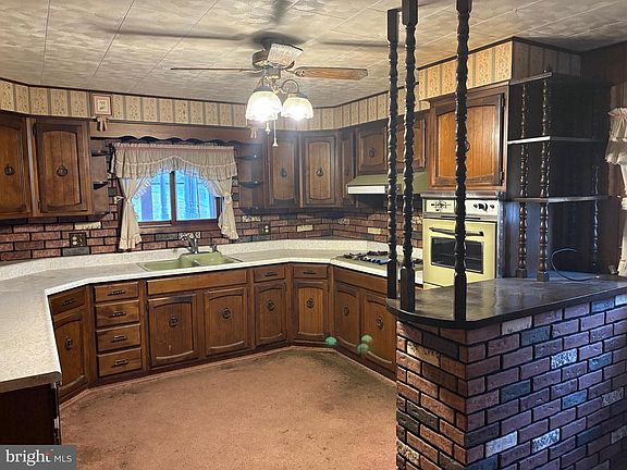 2nd image of 606 Curtin St
