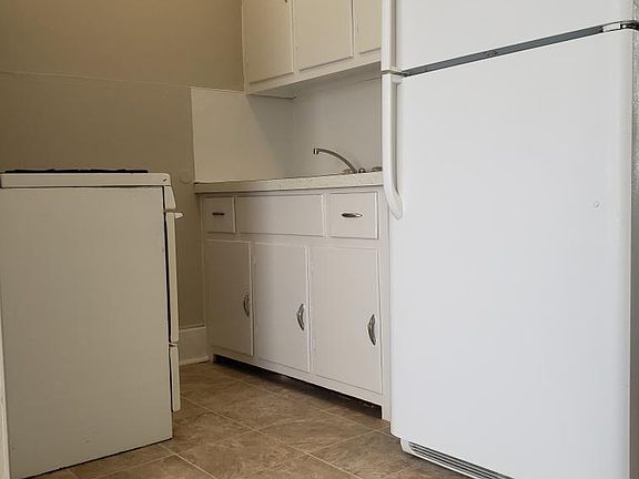 3rd image of 2401 Doniphan Ave #B