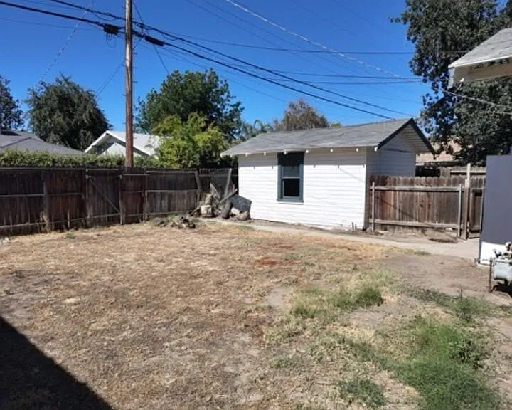 2416 Chester Ln — Photo 16
