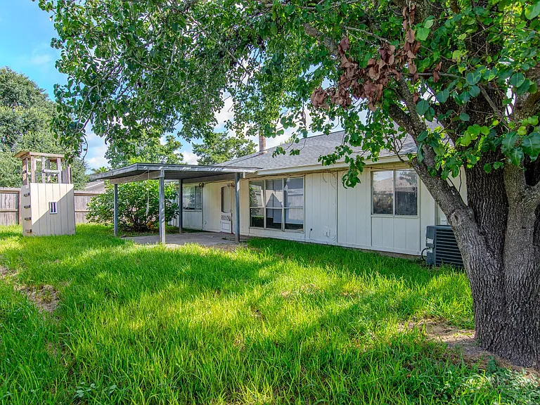 16746 Selder Dr — Photo 18