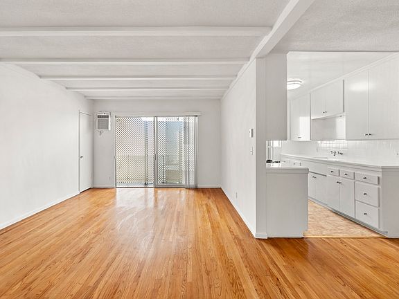 3rd image of 923 N San Vicente Blvd APT 6