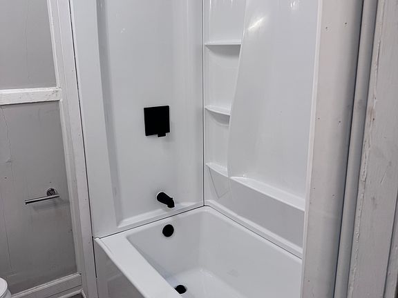 2nd image of 395 Orange St APT 2