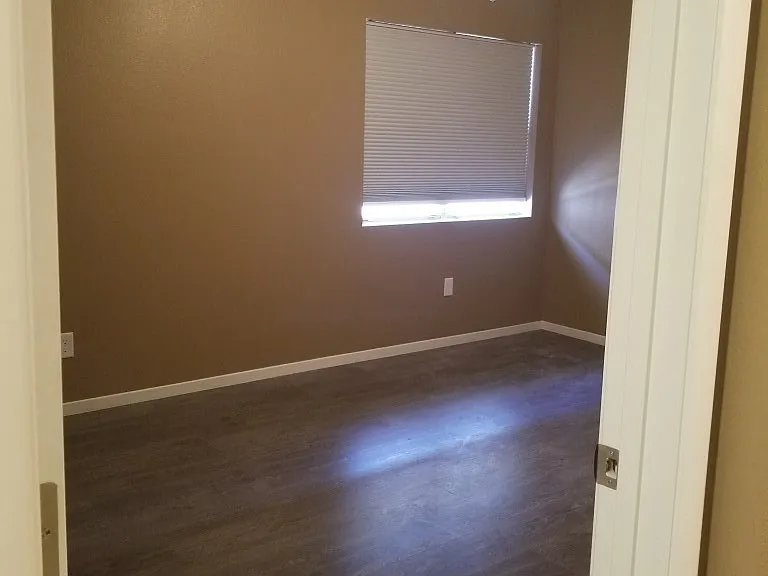504 Grimsby Ave — Photo 10