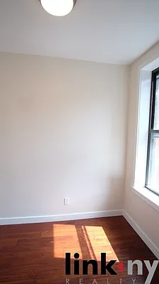 Rented by Link NY Realty | media 32