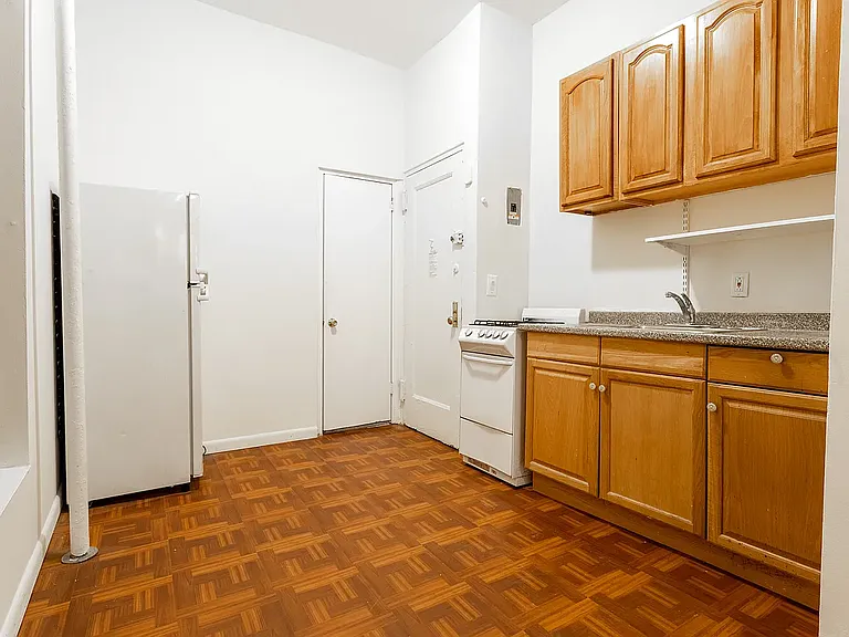 403 E 70th St #1 — Photo 3