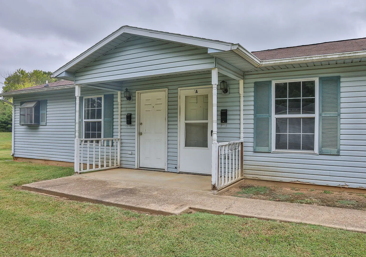 2 BD, 2 BA Desirable Duplex in Martin! — Photo 3