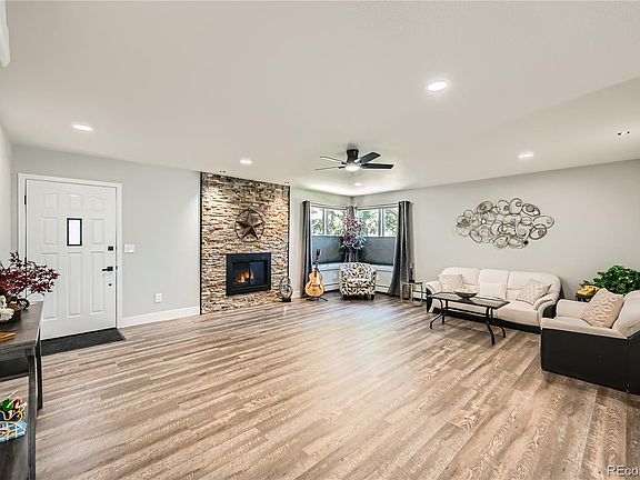 2nd image of 21 DOUGLAS Drive N
