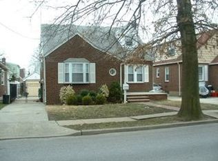 1023 Phoebe St, Franklin Square, NY 11010