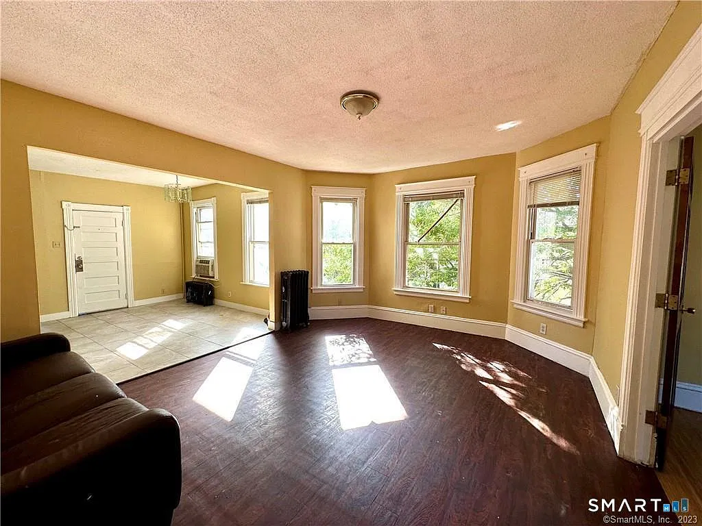 3 bed, 1.0 bath, 1177 sqft, $1,700 — Photo 2