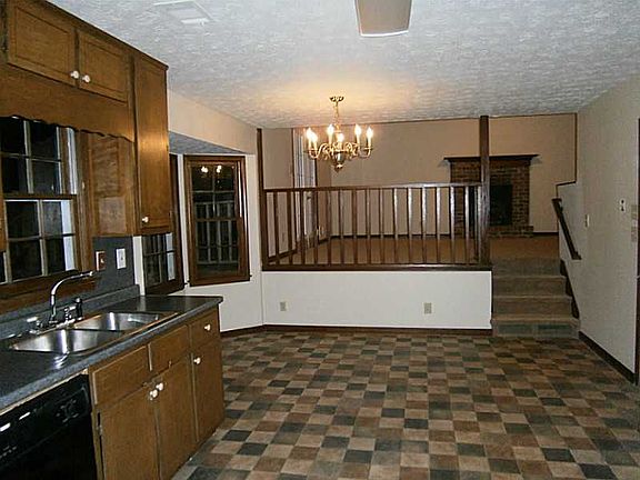 3rd image of 1382 Daniel Ln