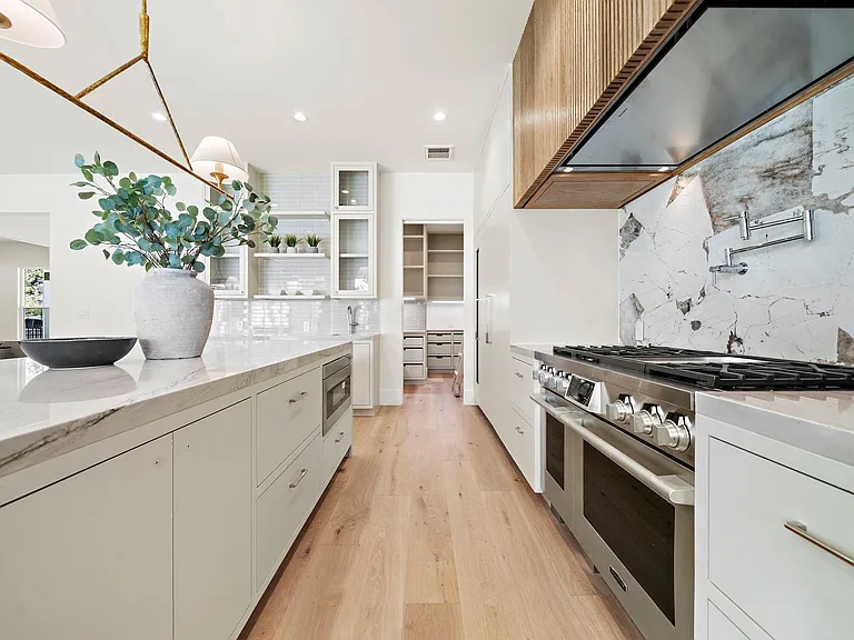 408 Pecore St — Photo 11