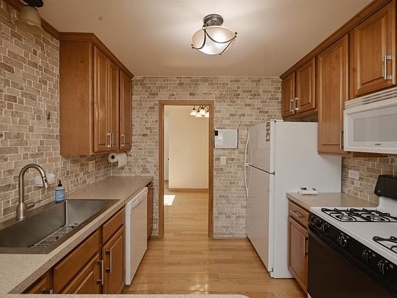 4th image of 1671 Grosvenor Cir Unit C