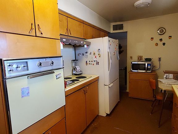 4th image of 824 S Doran Cir