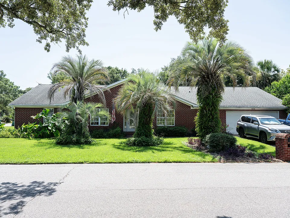 104 Poinciana Dr