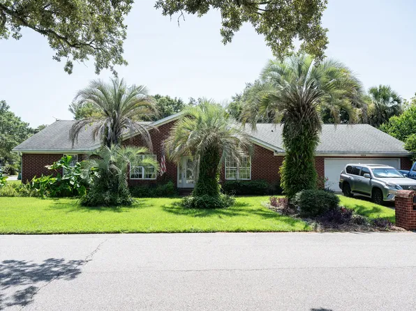 104 Poinciana Dr, Gulf Breeze, FL 32561