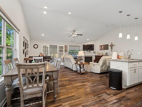3rd image of 746 Villa Ct