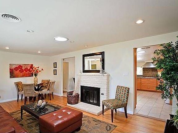 Living Room/Dining Area