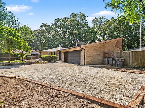 4th image of 2631 Hillview Ln