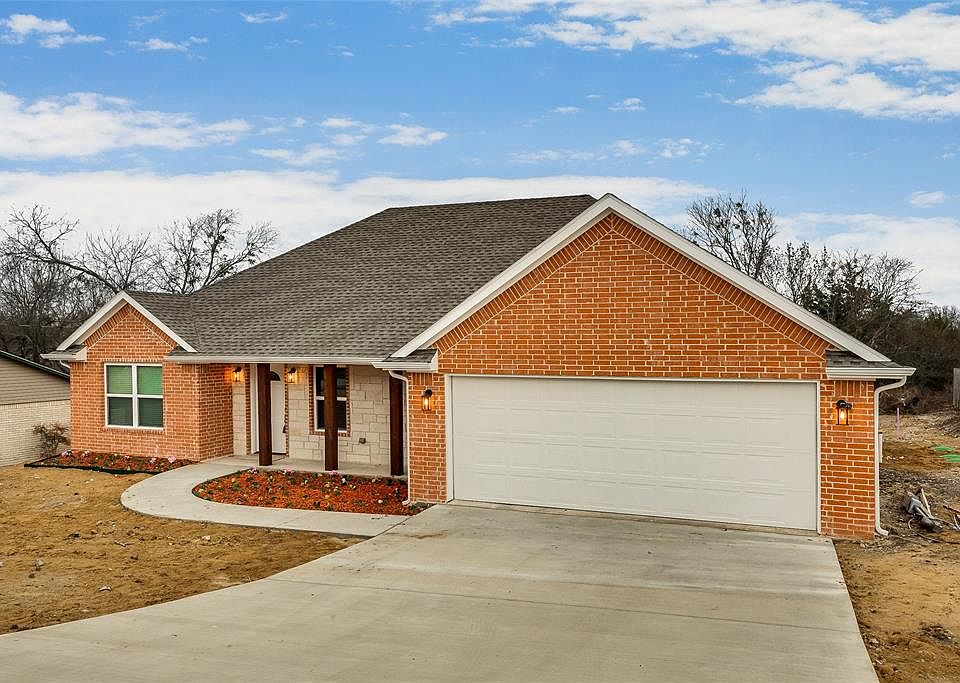 1st image of 207 Lakewood Dr