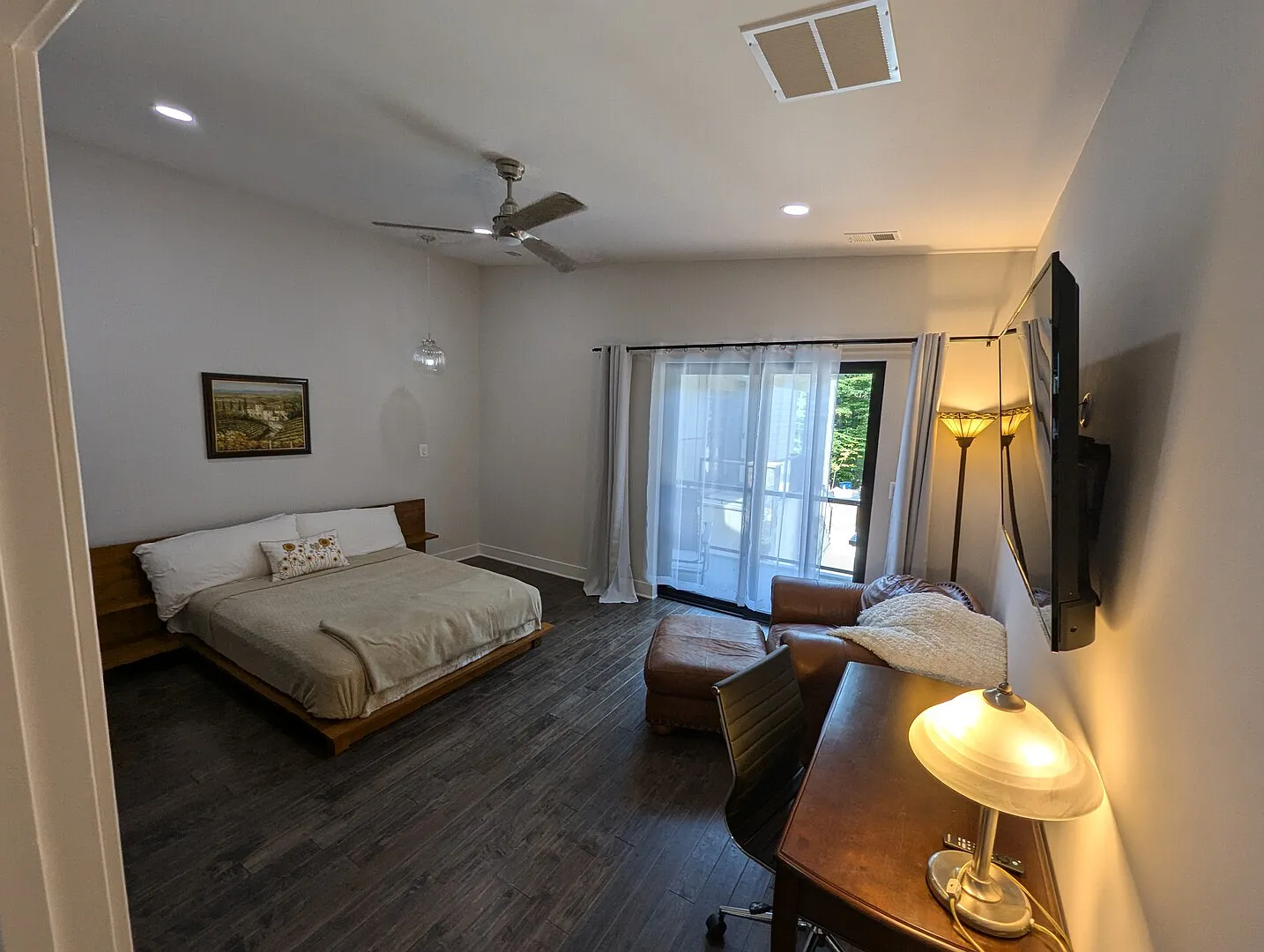 Quiet modern studio with balcony in the woods of Fairfax Station — Photo 3