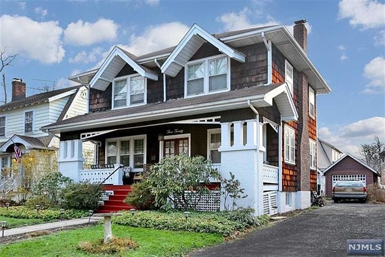 1st image of 320 Magnolia Pl