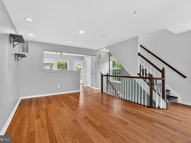 13810 Fareham Ln — Photo 6