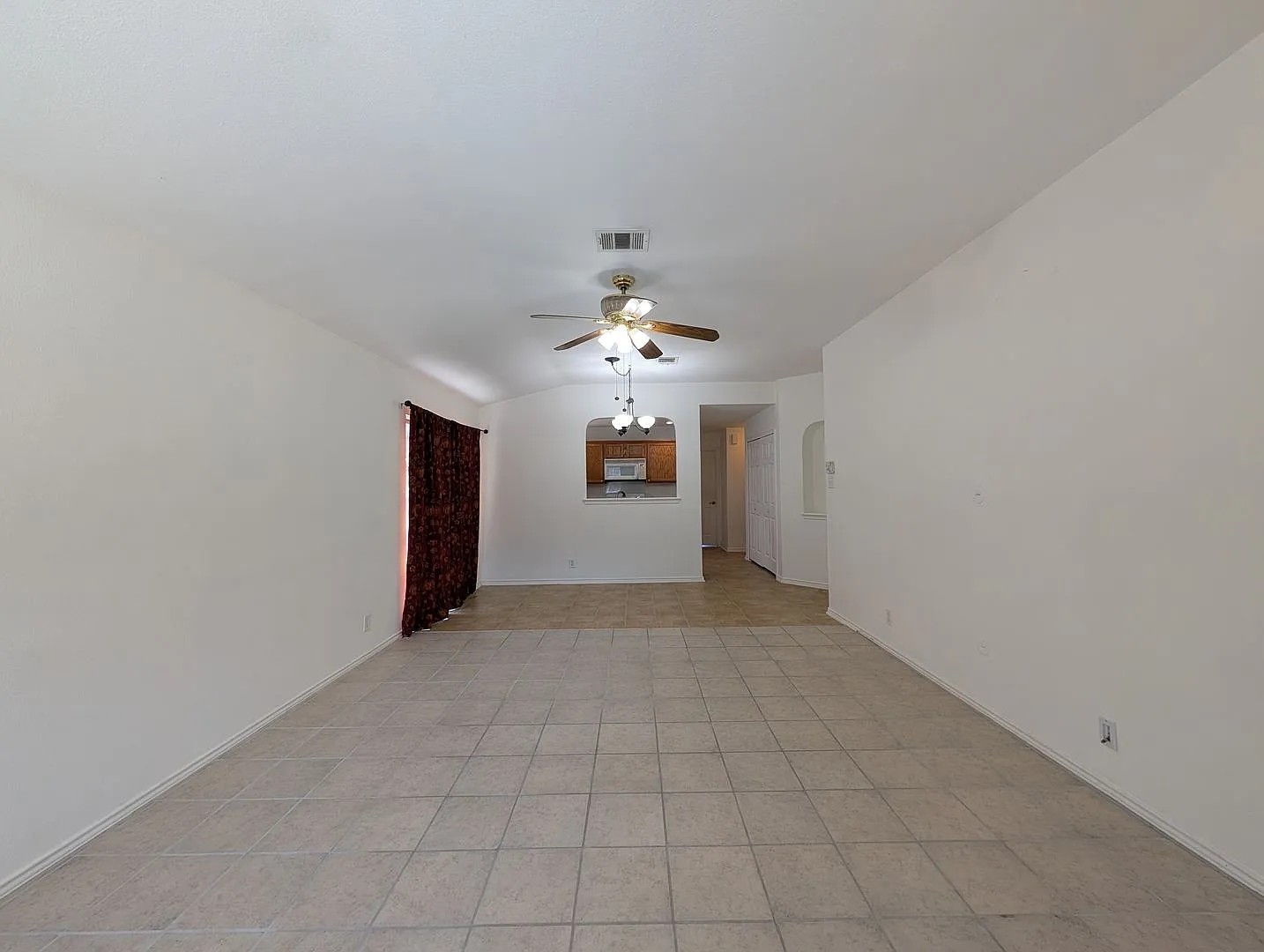 3/2/2 in Quail Valley / Fridge, Washer, Dryer Included / Owner Pays to Mow & Trim Yard / Large De... — Photo 4