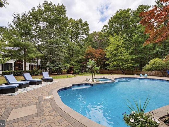 4th image of 209 Shady Knoll Ln