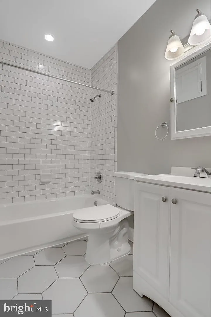 3 bed, 1.0 bath, 800 sqft, $2,900 — Photo 4